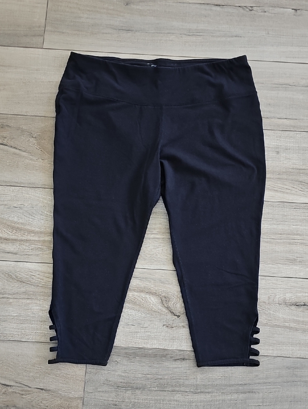 Tek Gear Ladder Hem Cropped Capri Leggings Black 1X